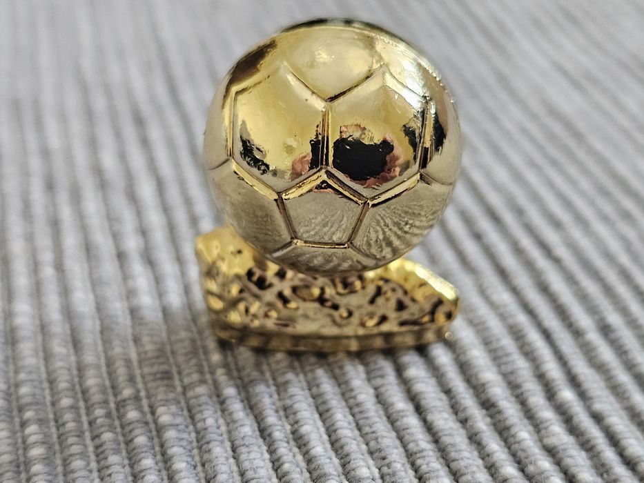 Vand trofeul balonul de aur