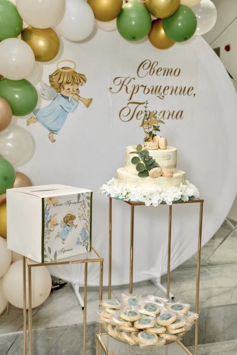 Арка за балони с бял плат + масичка за торта(сладки) , помпа и надпис