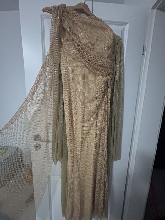 Rochie de seară mulată cu trenă, bătută cu pietre.