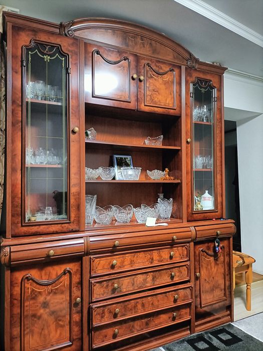 Сервант  продам в гостинную