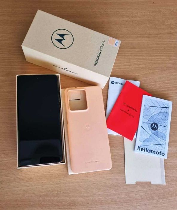 Motorola Edge 40 Neo 12GB RAM/250GB - Peach Fuzz, stare foarte bună, cutie + husă originală.