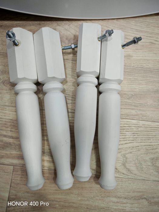 Круглый стол белого цвета