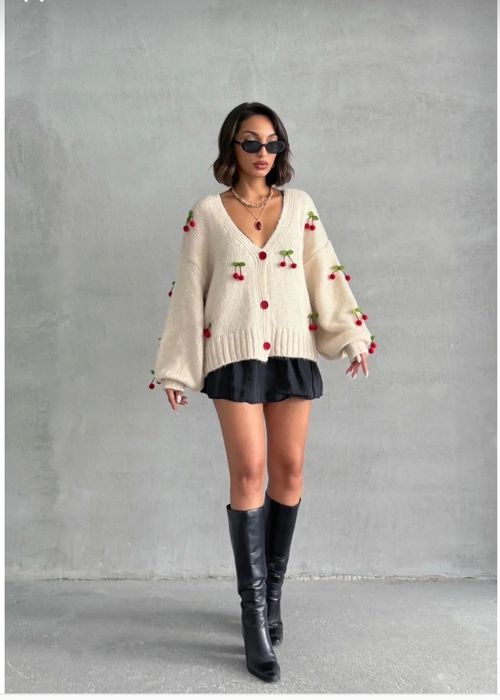 Плетен пуловер с черешови мотиви