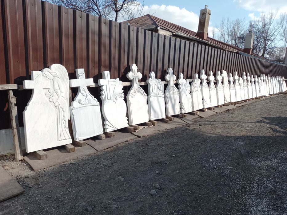 Cruci marmura cruci granit poza ceramica mozaic scris în cimitir gard