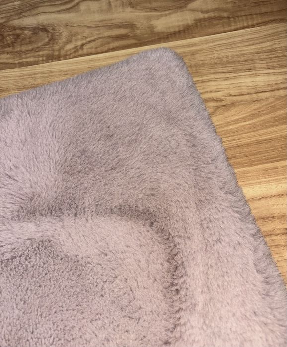 Covor puf are 150 cm pe 80 cm