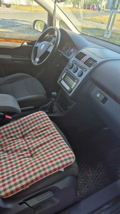 Vând VW Touran, 1.4 benzină, an 2007, culoare gri. 177.628 km. Rulaj redus în România. Cârlig remorcare. Preț: 2.700 €
