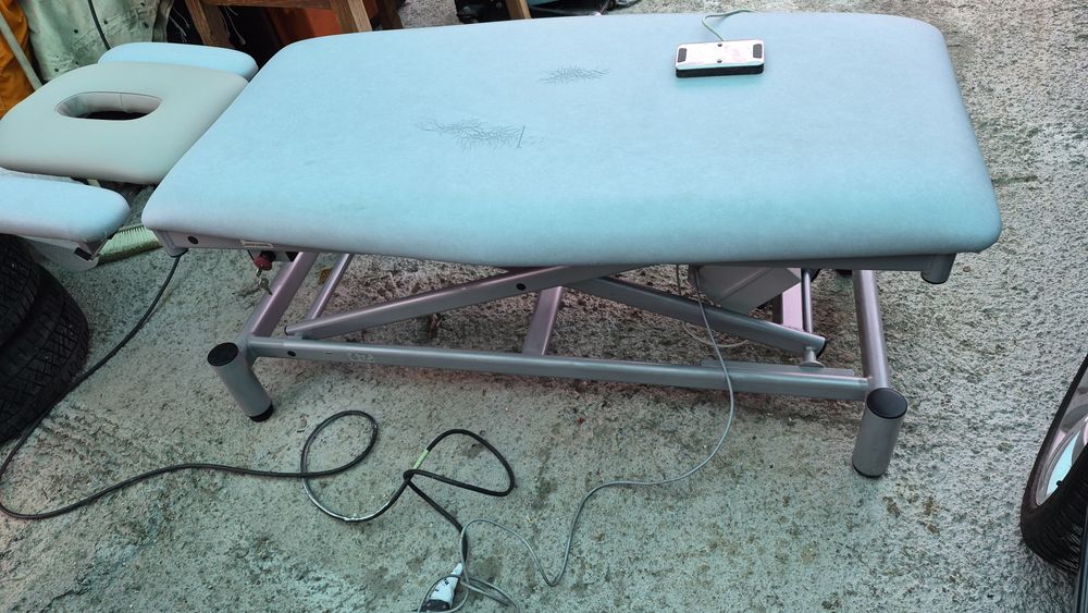 Продавам 2броя масажни легла