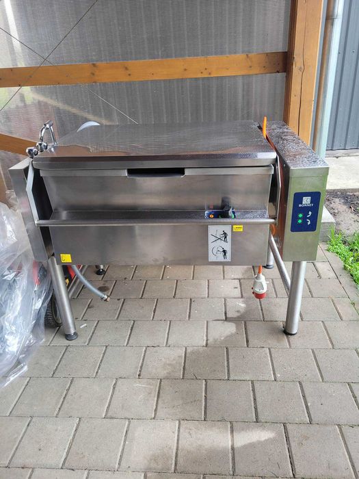 Marmită / fierbător pe curent sau pe gaz. Tigaie basculantă. Horeca