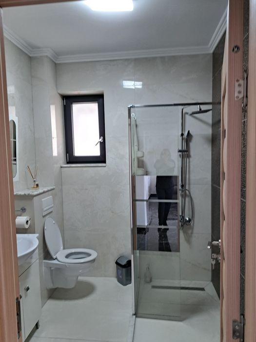 Închiriez apartament 3 camere  ,  loc de parcare inclus , in  zona AFI