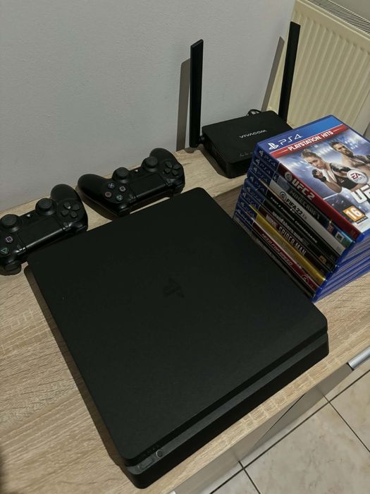Ps4 slim в много добро състояние 1000gb с два джойстика и 10 игри