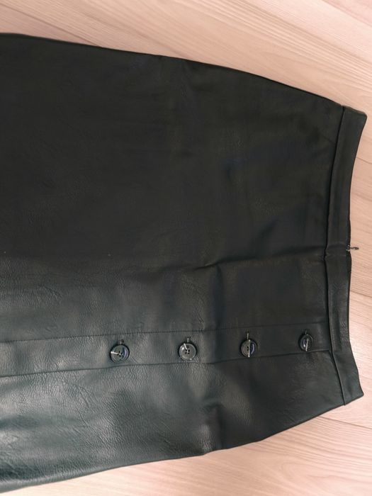 Fustă imitație de piele verde smarald