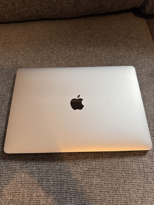Нов Macbook Pro 13 m2 2022 99% капацитет 33 цикъла,зарядно 97w