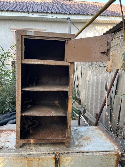 Продам железный сейф