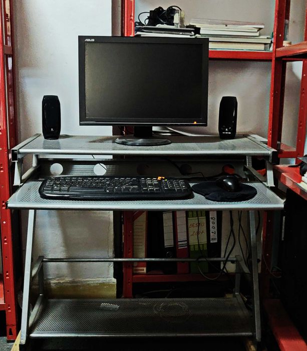 Vindem 3 planșete pentru desen și 2 mese pentru computer/laptop.