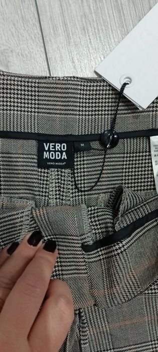 Pantaloni scurți damă,noi cu etichetă