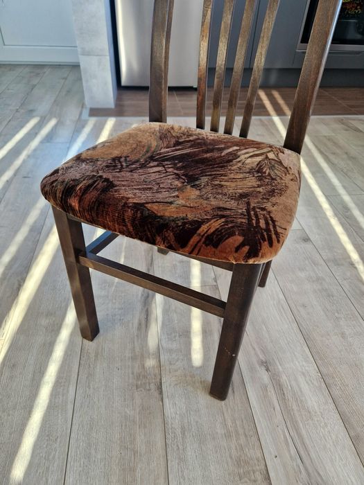 Елегантен дървен стол