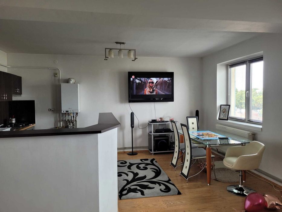 Apartament 3 camere decomandat, ultracentral Caracal, 85 mp, centrală proprie, curte privată, parcare acoperită - Proprietar