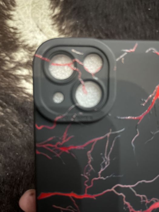 ПРОДАВАМ калъф за iphone 13 чист черен с червени светкавици