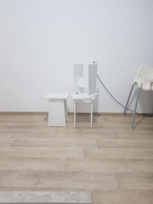 Продам детскую кровать подростковую и 4 табуретки