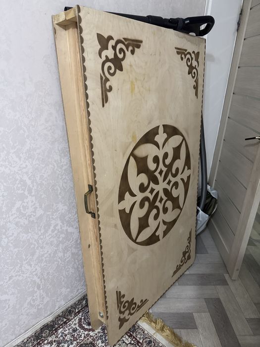 Большой стол для гостиной