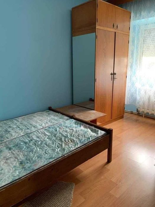 vand apartament 4 camere decomandat