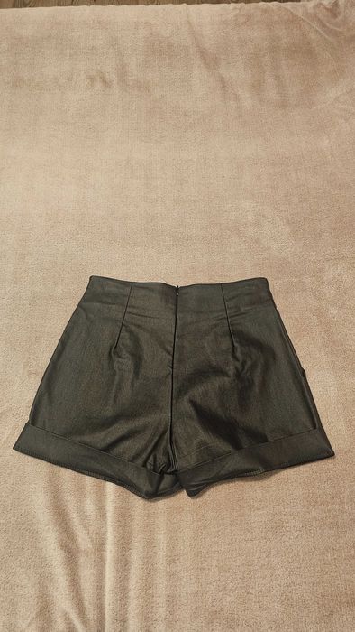 Pantaloni negri scurti din piele