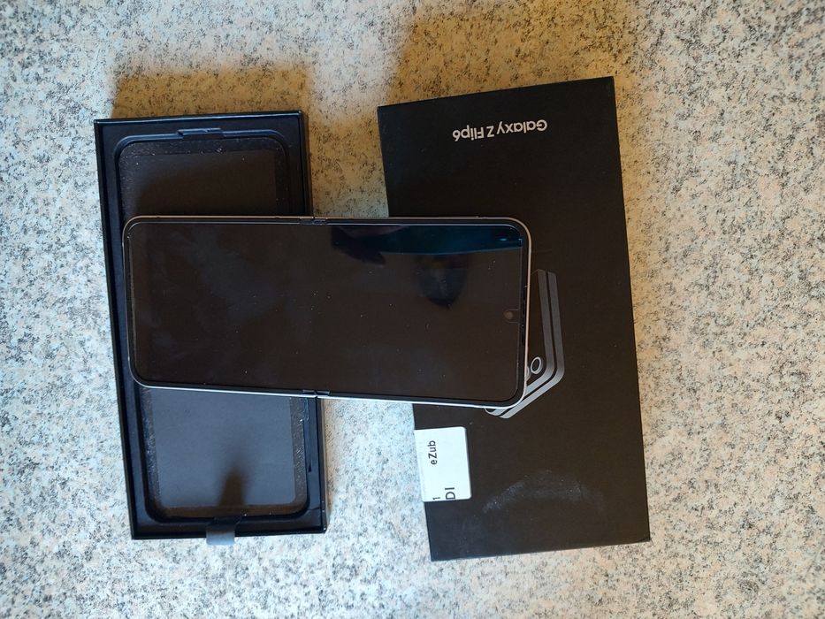 Продавам  Samsung Z Flip 6
