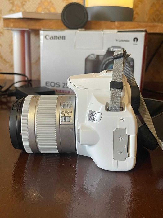 Canon EOS250D EF-S 18-55 IS STM - KIT в бял цвят