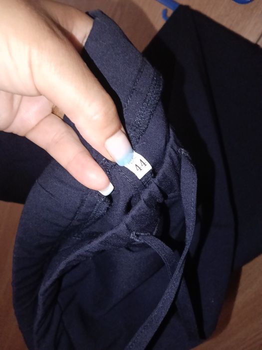 Vând fustă,pantaloni ,tricou polo, tricou,cravată sunt noi doar ținute în sifoner .Detalii in privat ridicare personala liceul Mihai Eminescu Buzau