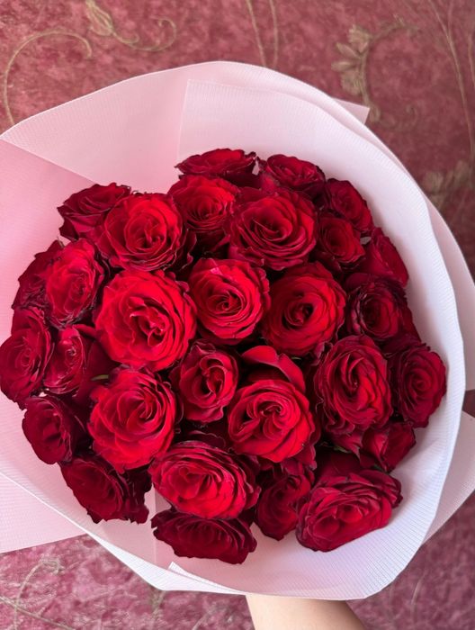Роскошний букет из красных роз
