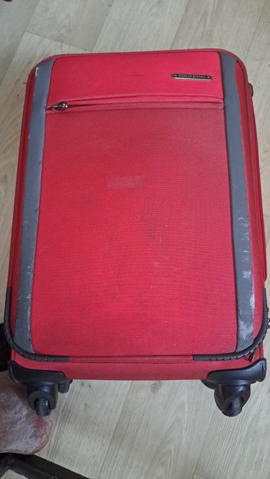 Прочный красный чемодан