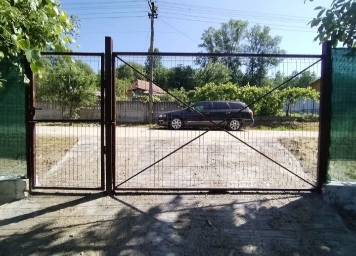 Imprejmuiri terenuri cu plasã de gard împletitã și stalpi de beton/țev