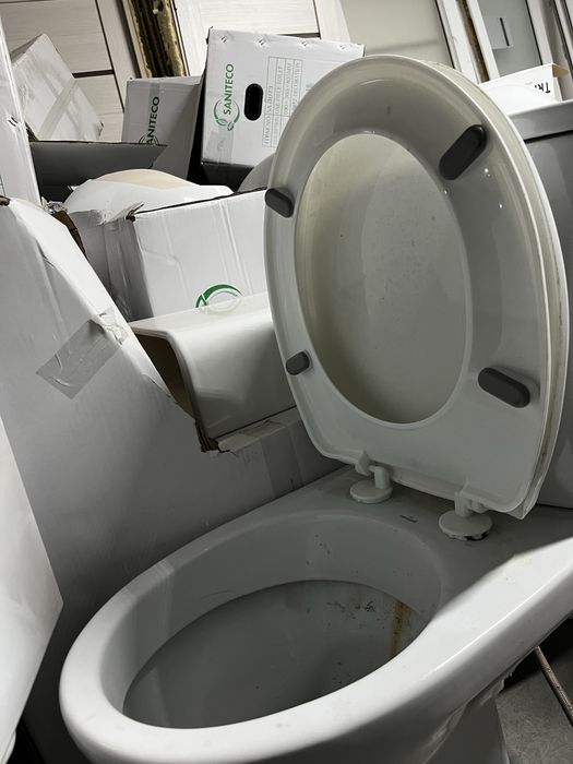 Б/у раковина с тумбой и унитазы