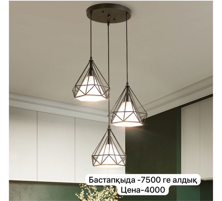 Кухонный гарнитур, стол стулья , люстры