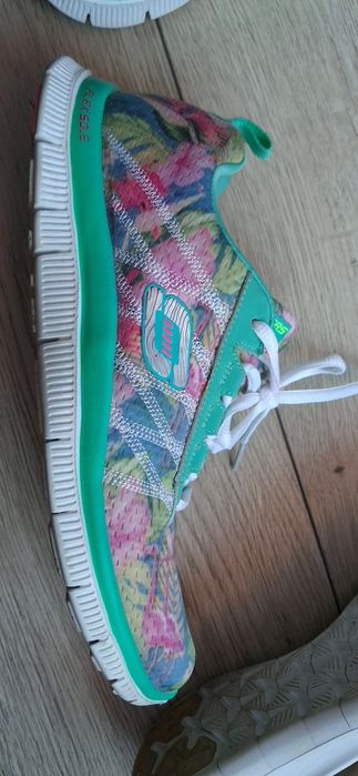Маратонки Nike и Skechers