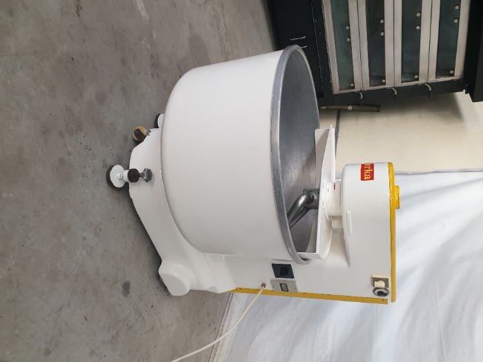 Продавам немска спирална двускоростна тестомесачка Erka 240литра