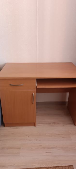 Продам стол компьютерный или просто для школьника