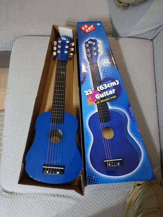 Продам детскую гитару.