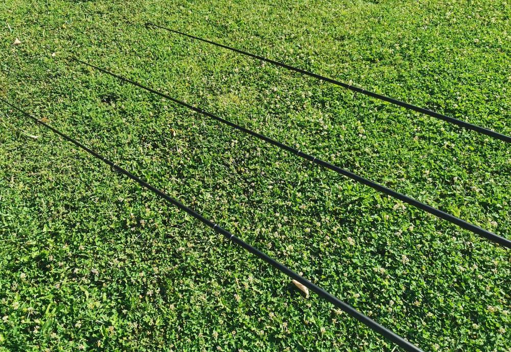 Три шарански въдици + три макари с байтрънер и влакна . НОВИ !!!