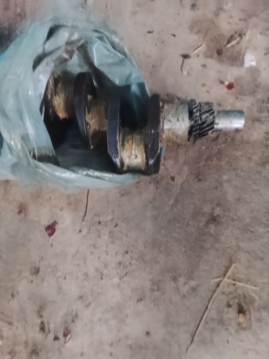 Vând arbore și un electromotor