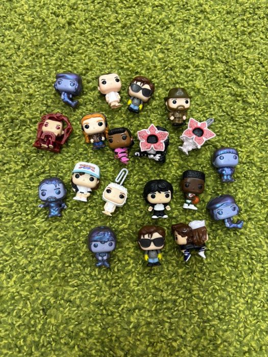 Продам фигурки с kinder Joy очень странные дела