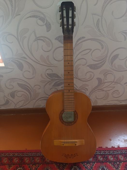 Gitara   sotiladi