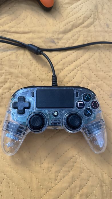 Ps controller работи за ps4/ps5 , без забележки в добро състояние , използван няколко пъти