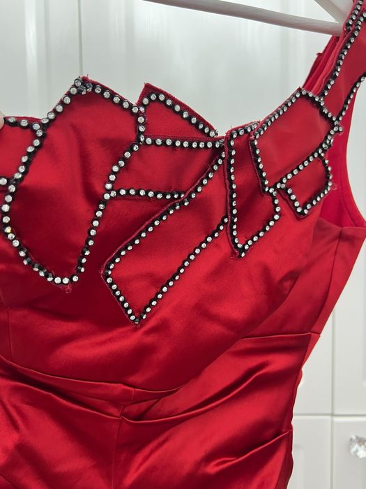 Vand rochie rosie