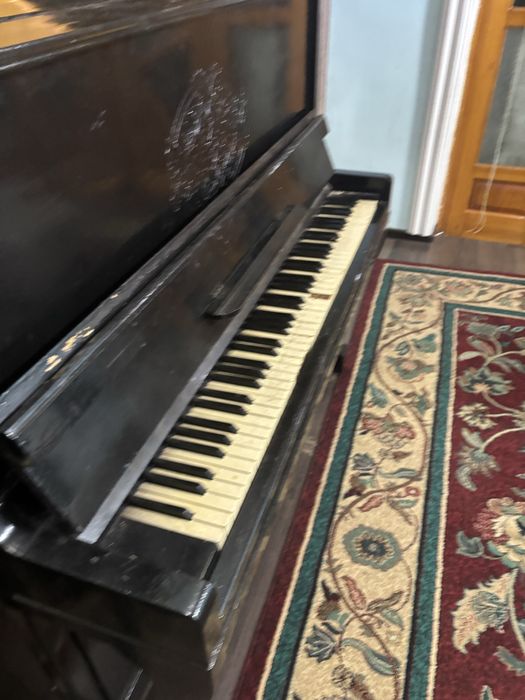 фортепиано черное пианино.