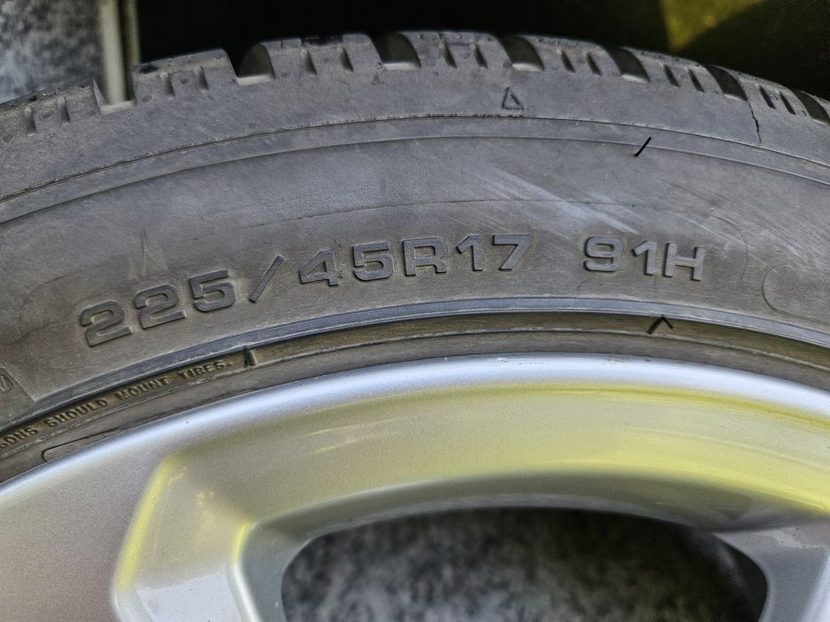 Перфектни зимни гуми DUNLOP WINTER SPORT 5 - 225/45 R17, DOT 2524, грайфер 8,5-9мм с оригинални 17" лети джанти за Ауди А3 Audi