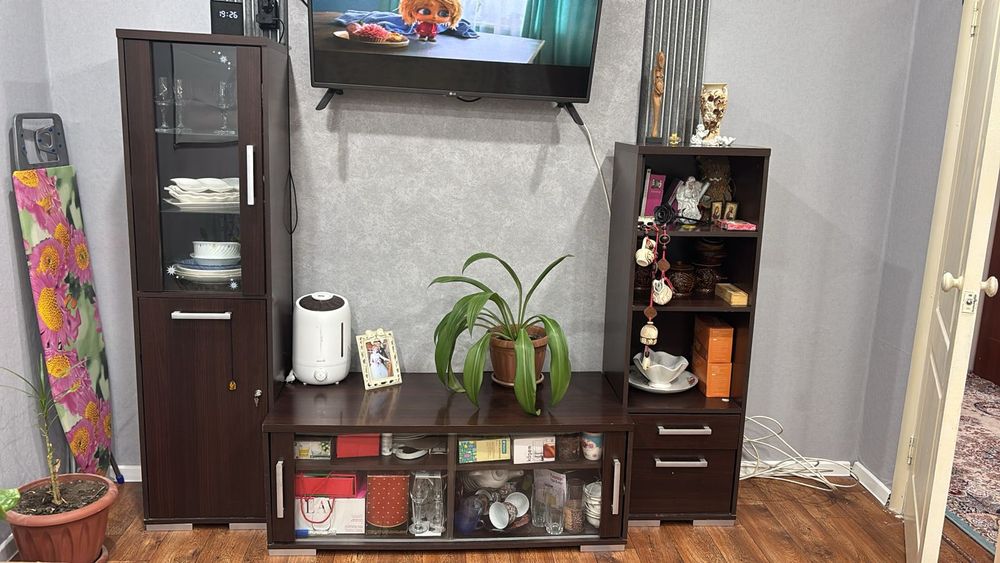 Срочно продам горку под телевизор.