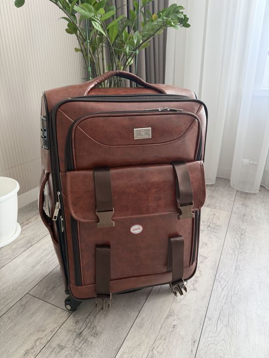 Чемодан дорожный , размер М