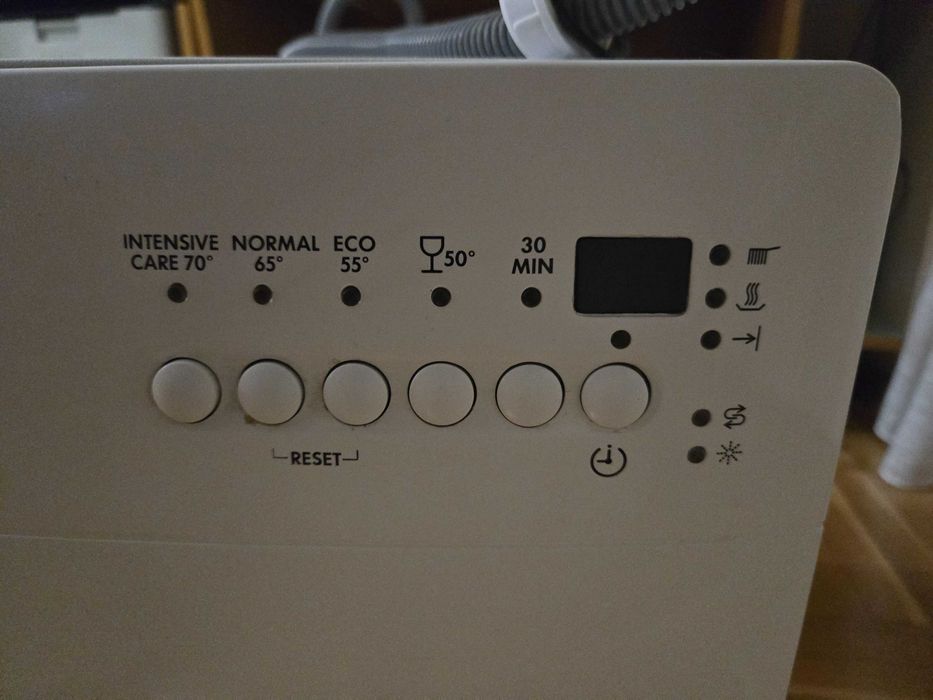 Продавам съдомиялна АЕГ малка за 6 комплекта