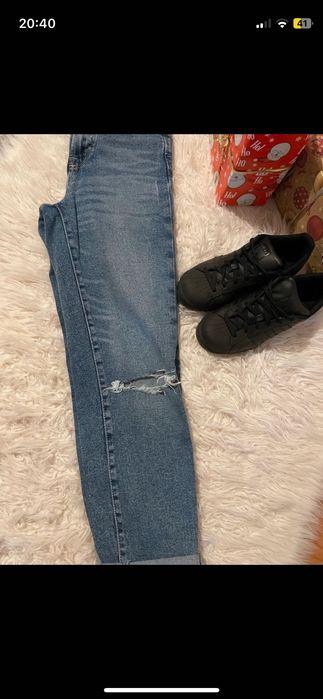 Blugi stradivarius cu taieturi